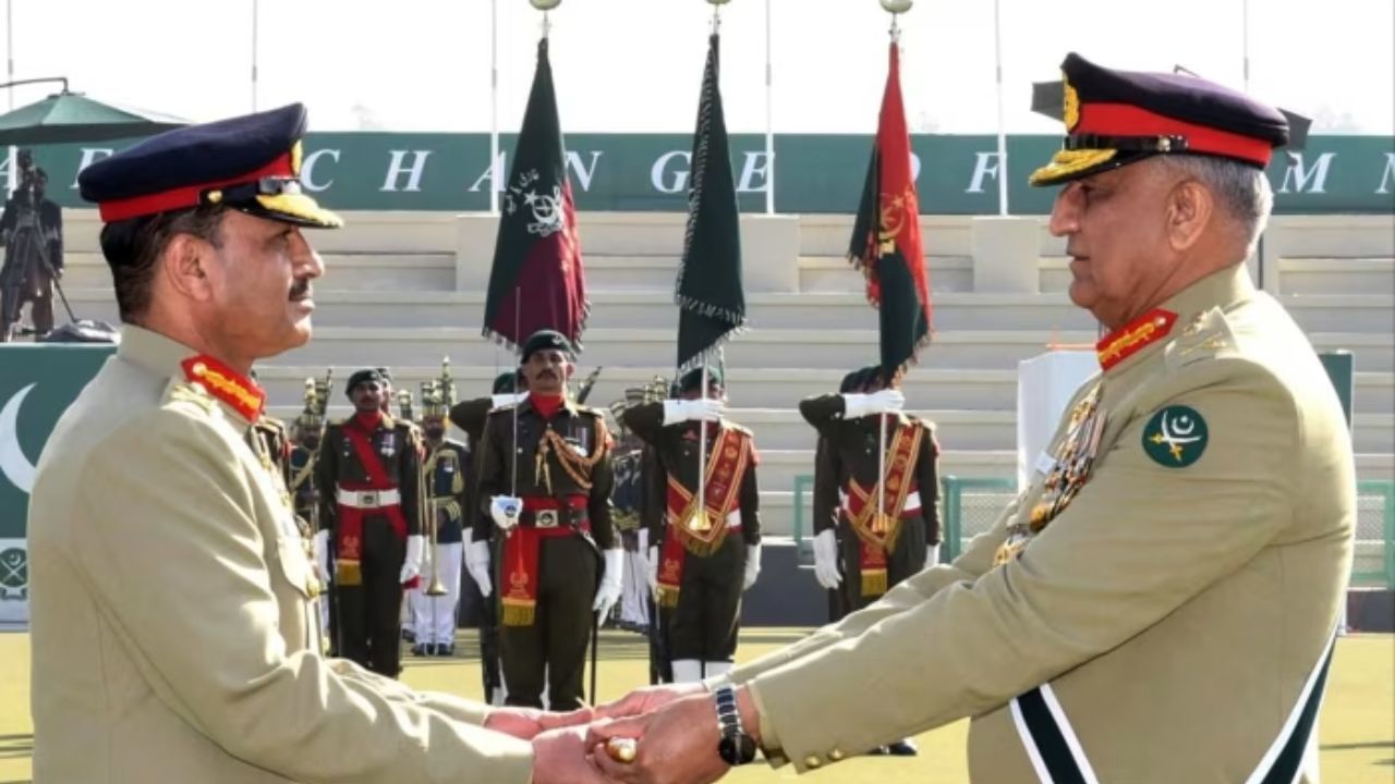 પાકિસ્તાનમાં, રાષ્ટ્રપતિનું પદ હાલમાં બંધારણીય છે. આર્મી ચીફનું પદ એક્ઝિક્યુટિવ અને વહીવટી છે. શાહબાઝ શરીફની સરકારે આર્મી ચીફ અને ફિલ્ડ માર્શલના પદોને બંધારણીય દરજ્જો આપવાનો નિર્ણય લીધો છે. કાયદા રાજ્યમંત્રીએ પાકિસ્તાની મીડિયાને આ અંગે માહિતી આપી.