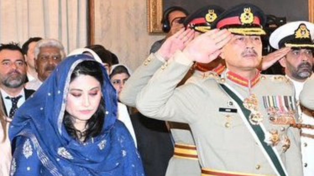 શહબાઝ શરીફની સરકાર આર્મી ચીફ અસીમ મુનીરના પક્ષમાં બંધારણમાં સુધારો કરવા જઈ રહી છે. આ માટે, પાકિસ્તાની સંસદમાં 27મો સુધારો રજૂ કરવામાં આવશે. વડા પ્રધાન શાહબાઝ શરીફ પોતે આ પ્રસ્તાવને પસાર કરવા માટે સક્રિયપણે લોબિંગ કરી રહ્યા છે.