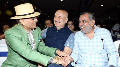 બોલિવૂડ અભિનેતા પરેશ રાવલને ફિલ્મ ઈન્ડસ્ટ્રીના સૌથી ફેમસ અભિનેતાઓમાંના એક ગણવામાં આવે છે. તેઓ દર વર્ષે 30 મેના રોજ પોતાનો જન્મદિવસ ઉજવે છે. તેઓ એક એવા અભિનેતા છે જે કોઈપણ ભૂમિકામાં સરળતાથી ફિટ થઈ શકે છે.