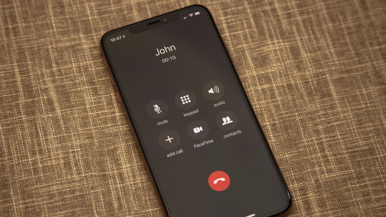 શું ખાસ ફીચર છે?: આ એક ખાસ ફીચર છે જે વિવિધ બ્રાન્ડ્સ તેમના સ્માર્ટફોનમાં અલગ અલગ નામો હેઠળ ઓફર કરે છે. આ ફીચર બધા સ્માર્ટફોન પર ઉપલબ્ધ નથી, પરંતુ તે મોટાભાગના ચાઈના ફોન પર ઉપલબ્ધ છે. તેમજ OnePlus, Oppo અને Realme સ્માર્ટફોન આ ફીચર Beacon Link નામથી ઓફર કરે છે. Infinix અને Tecno સ્માર્ટફોનમાં, આ ફીચરને Ultra Link કહેવામાં આવે છે. વધુમાં, આ ફીચર Vivo ફોન પર પણ ઉપલબ્ધ છે. ભલે દરેક બ્રાન્ડે તેને અલગ અલગ નામ આપ્યું હોય, પણ તેનું ફંક્શન સમાન છે. તે તમને સિમ કાર્ડ કે નેટવર્ક વગર એકબીજાને કૉલ કરવાની મંજૂરી આપે છે. જો કે, આ સુવિધામાં કેટલીક મર્યાદાઓ પણ છે.