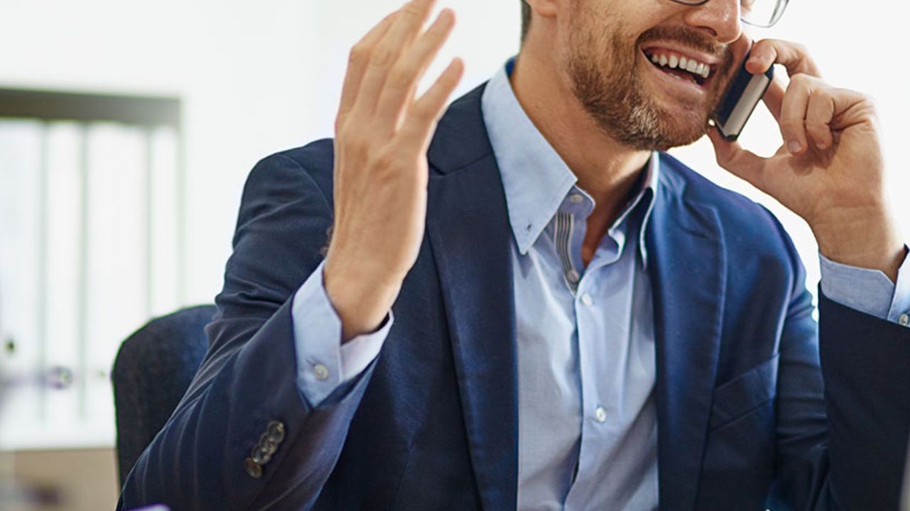 એમાં કોઈ શંકા નથી કે ઉપર જણાવેલ સ્માર્ટફોન બ્રાન્ડ્સ સિમ કાર્ડ કે નેટવર્ક વગર કૉલ કરવાની ક્ષમતા પ્રદાન કરે છે, પરંતુ તે ફક્ત ચોક્કસ રેંજમાં જ કાર્ય કરે છે. તમે તેને સિમ કે નેટવર્કની જરૂર વગર વોકી-ટોકી તરીકે વિચારી શકો છો. જો તમે રેંજમાં છો, તો તમે તેનો ઉપયોગ બીજા વ્યક્તિને કૉલ કરવા અથવા સંદેશા મોકલવા માટે કરી શકો છો. આ સુવિધાનો ઉપયોગ કરતી વખતે ધ્યાનમાં રાખવાની એક મહત્વપૂર્ણ બાબત એ છે કે તેનો ઉપયોગ એક જ બ્રાન્ડના બે સ્માર્ટફોન પર જ થઈ શકે છે. સરળ શબ્દોમાં કહીએ તો, જો તમે OnePlus ફોન પર આ સુવિધાનો ઉપયોગ કરી રહ્યા છો, તો બીજી વ્યક્તિ પાસે પણ OnePlus ફોન હોવો જોઈએ.