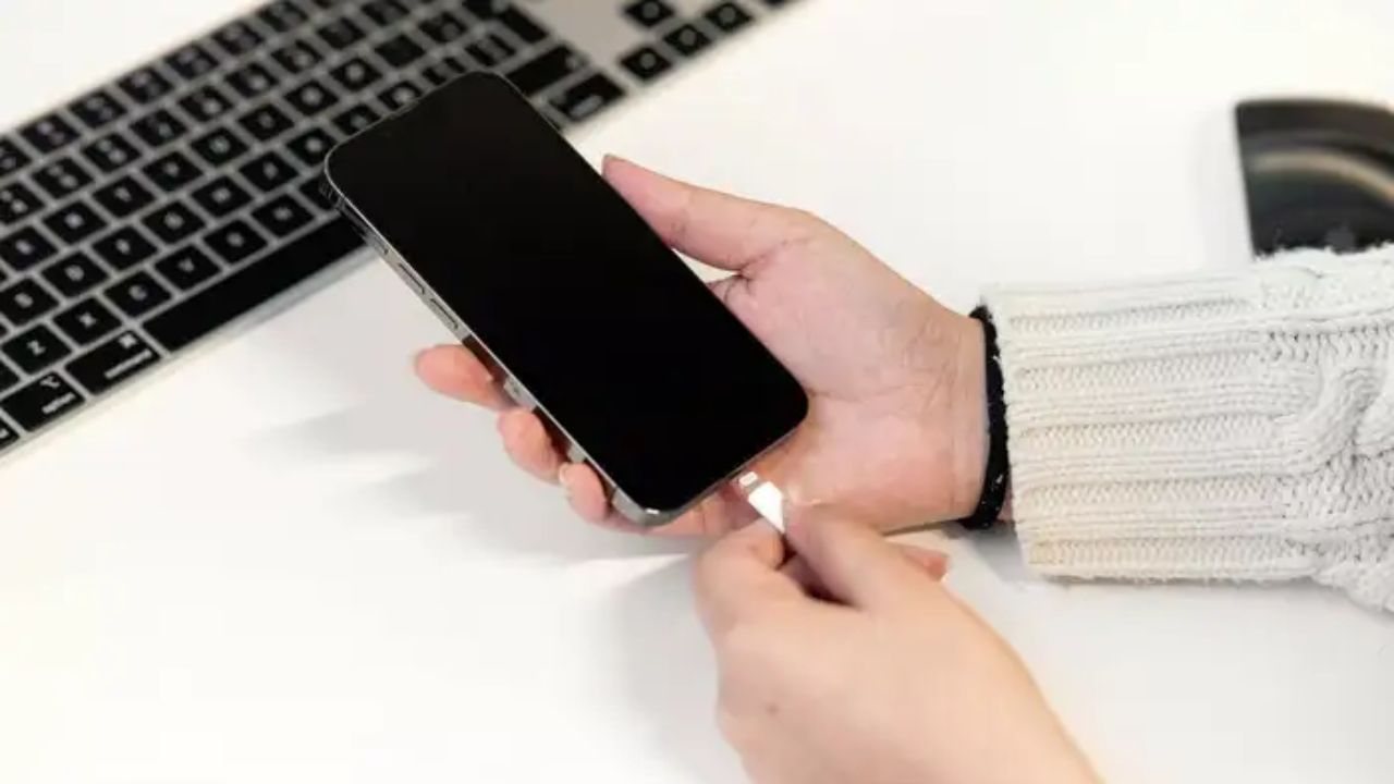 હકીકતમાં, જ્યારે પણ આપણે આપણા ફોનની ક્ષમતા કરતા વધુ પાવર રેટિંગવાળા ચાર્જરનો ઉપયોગ કરીએ છીએ, ત્યારે સતત ડર રહે છે કે તે બેટરીને વિસ્ફોટ કરી શકે છે કે નહીં. ચાલો જાણીએ