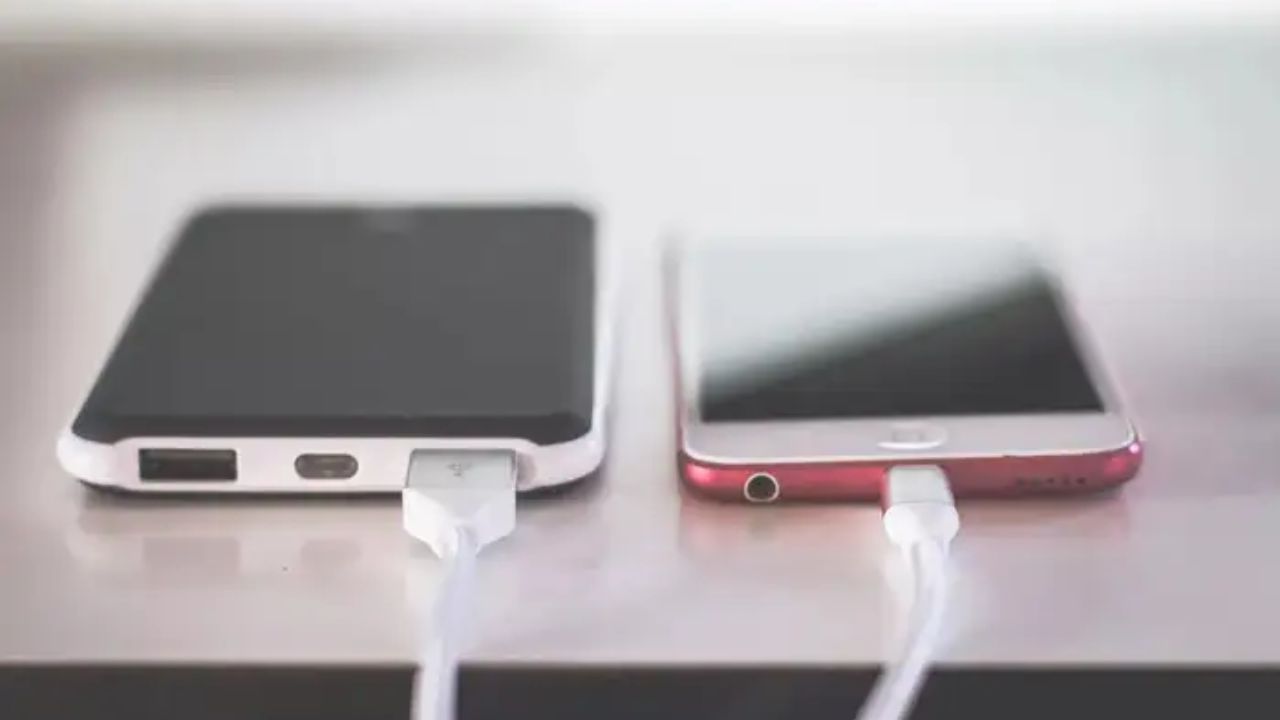 બેટરી ગરમ થવાનું જોખમ: જ્યારે ફોન સંપૂર્ણપણે ચાર્જ થાય છે, ત્યારે ચાર્જર અને બેટરી વચ્ચે સંતુલન જાળવવા માટે વધારાની ઉર્જાને નિયંત્રિત કરવાની જરૂર છે. આનાથી ફોન ગરમ થઈ શકે છે, અને ઝડપથી ગરમ થવાથી બેટરી લાઈફ ઓછી થઈ જાય છે.