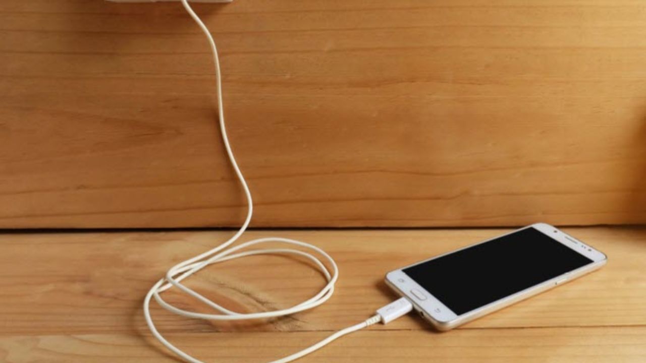 આ રીતે ફોન કરો ચાર્જ: ફોનને 20 થી 80 ટકા વચ્ચે ચાર્જ રાખો. રાતોરાત ચાર્જિંગ ટાળો. ઝડપી ચાર્જિંગનો વારંવાર ઉપયોગ ટાળો, કારણ કે તે ગરમીમાં વધારો કરે છે. ફક્ત અસલી અથવા બ્રાન્ડેડ ચાર્જરનો ઉપયોગ કરો.