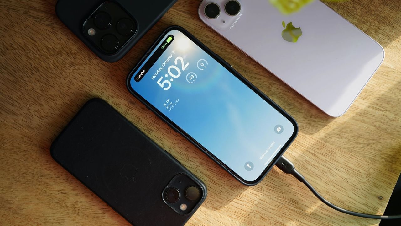 બેટરી જલદી ખરાબ થાય: 100 ટકા ચાર્જ સુધી પહોંચવાથી બેટરી પર ઉચ્ચ વોલ્ટેજ દબાણ બને છે, જે ધીમે ધીમે તેની રાસાયણિક રચનાને નુકસાન પહોંચાડે છે. તેથી, નિષ્ણાતો ચાર્જને 80-90 ટકા રાખવાની ભલામણ કરે છે, જે બેટરી પર ઓછો તણાવ મૂકે છે.