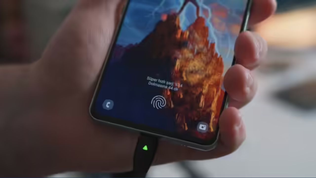 શું તમને ક્યારેય કટોકટીમાં તમારા ફોનને ચાર્જ કરીને તેને હાઇ-પાવર ચાર્જર સાથે કનેક્ટ કરવો પડ્યો છે? એક ક્ષણ માટે, તમે કદાચ વિચાર્યું હશે કે શું ફાસ્ટ ચાર્જર તમારા ફોનને નુકસાન કરી શકે છે કે તમારો ફોન ફાસ્ટ ચાર્જરથી ચાર્જ કરવાથી ફાટી કે વિસ્ફોટ થઈ શકે છે. જાણો ટેક એક્સપર્ટ શું કહે છે.