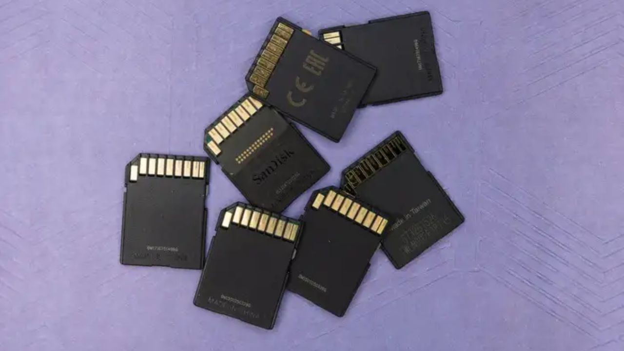 આનું બીજું કારણ સ્ટોરેજ ચિપની સંરચના છે. જો મેમરી ચિપને એક ઇમારત માનવામાં આવે છે, તો તેમાં ઘણા નાના રૂમ હોય છે, જેને બ્લોક્સ કહેવામાં આવે છે. એકવાર આ રૂમનું કદ નક્કી થઈ જાય, પછી તેને બદલી શકાતું નથી. જો કોઈ કંપની 128 GB ને બદલે 100 GB સ્ટોરેજ બનાવવા માંગે છે, તો તેનો અર્થ એ છે કે સમગ્ર માળખું બદલવું અથવા ઘણા બ્લોક્સનો નાશ કરવો. આ માત્ર તકનીકી રીતે મુશ્કેલ નથી પણ કંપની માટે ખર્ચાળ અને હાનિકારક પણ છે.