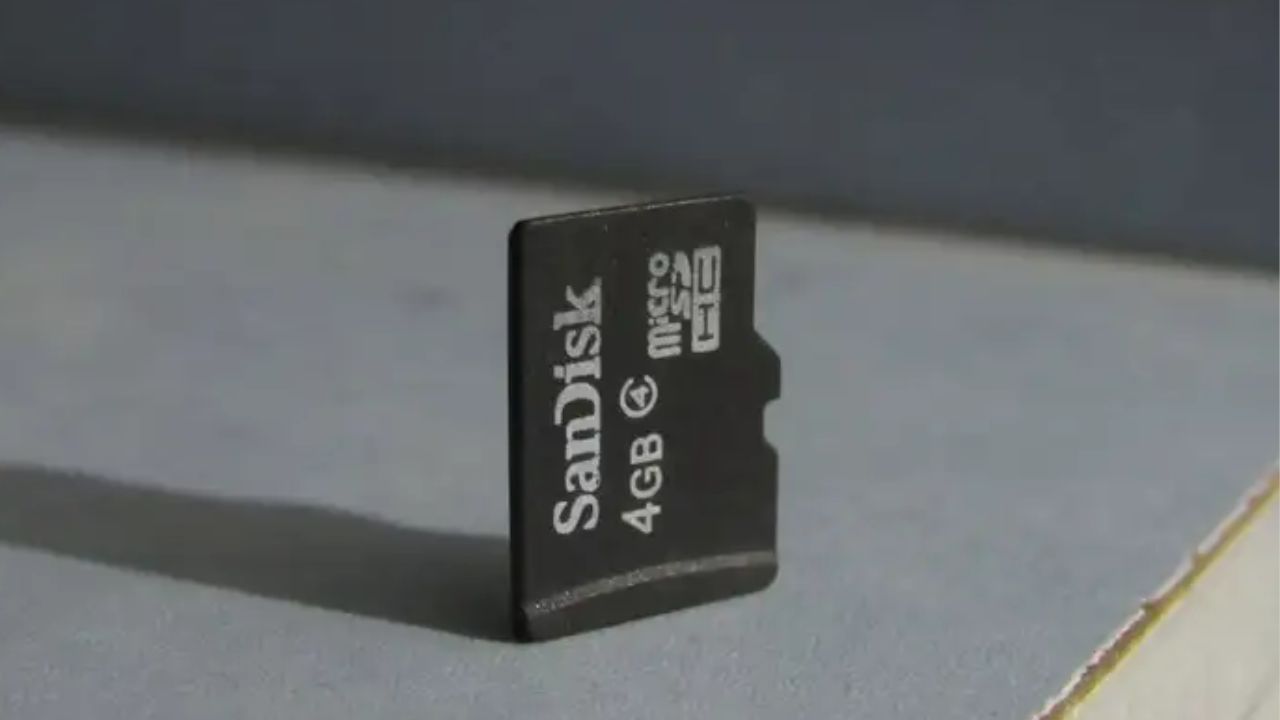 આ અર્થમાં, ફોનનો સ્ટોરેજ નાના, નિશ્ચિત-કદના બ્લોક્સથી બનેલો હોય છે જેને ફક્ત બાઈનરી લોજિકમાં જોડીને તેમના કદને બમણું કરી શકાય છે. આ જ કારણ છે કે મોબાઇલ ફોન, લેપટોપ અને મેમરી કાર્ડ બધામાં સમાન પુનરાવર્તિત પેટર્ન હોય છે જે 32, 64, 128 અને 256GB હોય છે. આ કદ હવે ઉદ્યોગ માનક બની ગયા છે, અને આનાથી આગળની કોઈપણ ક્ષમતા વ્યવહારુ કે ઉપયોગી નથી.