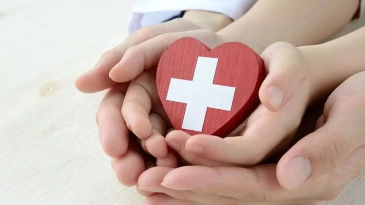 ભારત સરકાર દ્વારા ગરીબો માટે શરૂ કરાયેલી આ વીમા યોજના હેઠળ, જો કોઈ અકસ્માતને કારણે મૃત્યુ પામે છે અથવા અપંગ બને છે, તો તેમને 2 લાખ રૂપિયા સુધીનું કવરેજ મળશે. બીજું કે, 18 થી 70 વર્ષની વયના લોકો આ યોજનાનો લાભ લઈ શકે છે. આ વીમા યોજના માટે વાર્ષિક પ્રીમિયમ 20 રૂપિયા છે. આનો અર્થ એ છે કે, માસિક ખર્ચ 2 રૂપિયાથી ઓછો હશે.