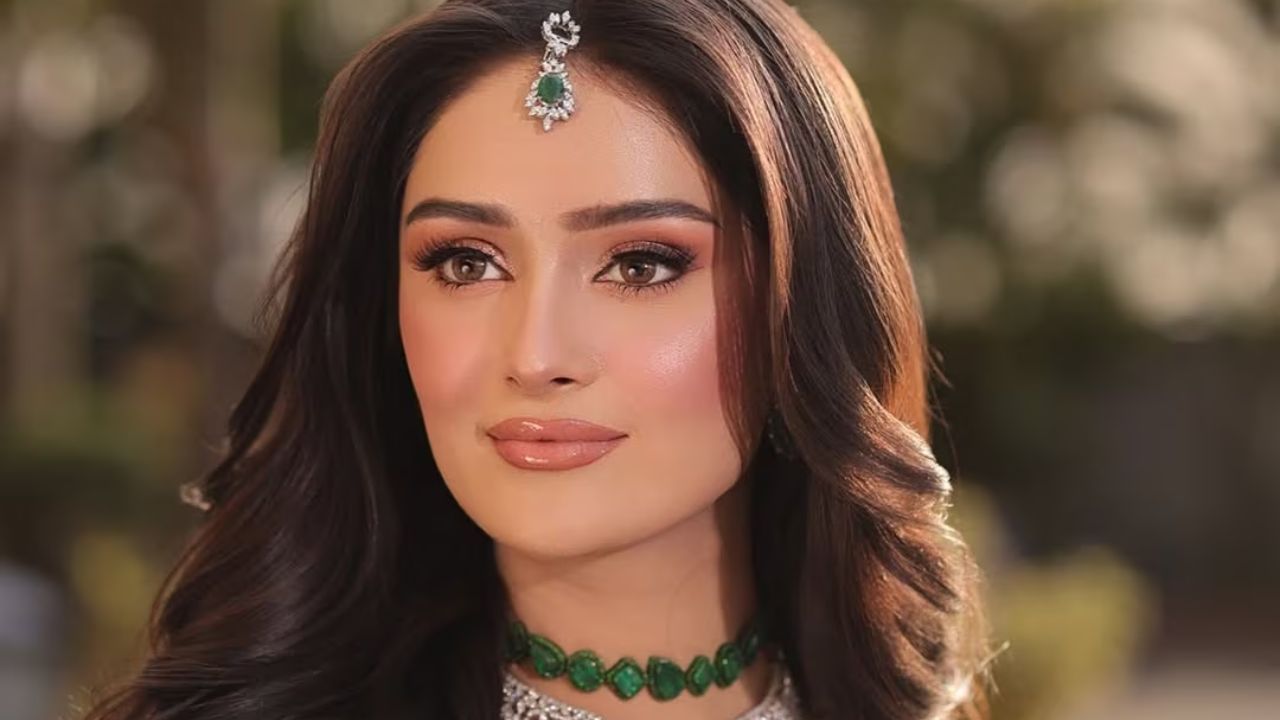 ત્રણ વીડિયો અપલોડ કરો: એક પરિચય, રેમ્પ વોક અને તમારુ ટેલેન્ટ. આ ઉપરાંત એક ક્લોઝ-અપ ફોટો અને એક પૂર્ણ-લંબાઈનો ફોટો અપલોડ કરો. આગળ, તમારી રાષ્ટ્રીયતા અને તમારી ઊંચાઈ, જન્મસ્થળ વગેરે વિશેની માહિતી સાબિત કરતા ડોક્યુમેન્ટ્સ અપલોડ કરો. પછી બધી શરતો સ્વીકારો અને સબમિટ કરો. જો તમને પસંદ કરવામાં આવે છે તો તમને આગલા રાઉન્ડ માટે બોલાવવામાં આવશે. જેમાં ટ્રેનિંગ, ગ્રૂમિંગ અને અનેક રિહર્સલનો સમાવેશ થાય છે.
