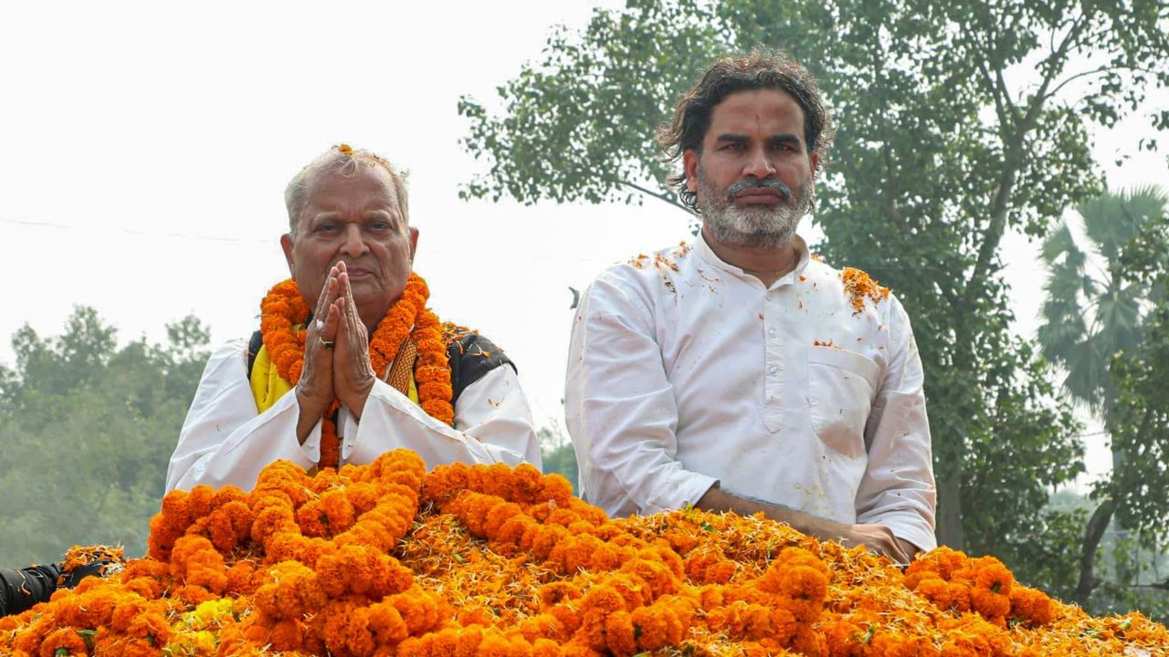 પ્રશાંત કિશોરનો જન્મ 20 માર્ચ 1977ના રોજ કોનાર ગામમાં થયો હતો.પ્રશાંત કિશોરે તેમણે પોતાનું માધ્યમિક શિક્ષણ બક્સરમાં પૂર્ણ કર્યું છે. પ્રશાંત કિશોરના લગ્ન આસામના ગુવાહાટીની ડોક્ટર જાહ્નવી દાસ સાથે થયા છે, જેમને એક પુત્ર છે.