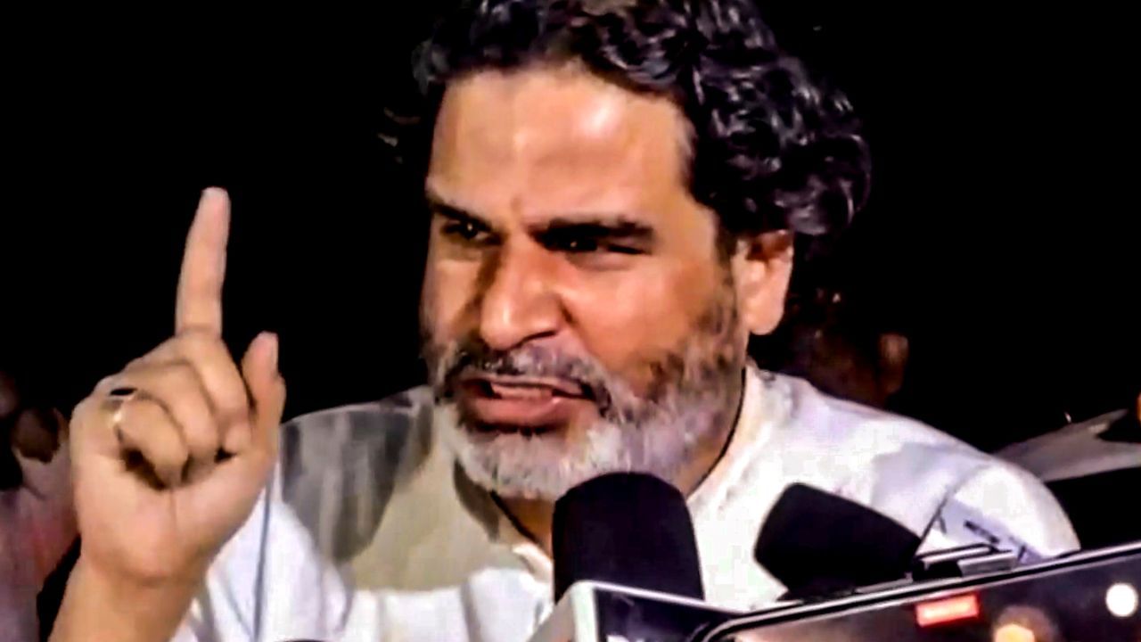 પ્રશાંત કિશોરના પરિવારમાં તેમના મોટા ભાઈ અજય કિશોરનો સમાવેશ થાય છે, જે પહેલા પટનામાં વ્યવસાય કરતા હતા. પછીથી તેઓ દિલ્હી ગયા અને હવે ઉત્તર પ્રદેશના ગાઝિયાબાદમાં રહે છે. પીકેને બે બહેનો પણ છે, જેમાંથી એક દિલ્હીમાં રહે છે અને તેમના પતિ આર્મી ઓફિસર છે.