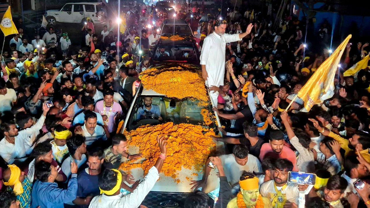 તેમનો પહેલો મોટો રાજકીય પ્રચાર 2011માં ગુજરાત વિધાનસભા ચૂંટણી 2012માં ગુજરાતના મુખ્યમંત્રી નરેન્દ્ર મોદીને ત્રીજી વખત મુખ્યમંત્રી કાર્યાલયમાં ફરીથી ચૂંટવામાં મદદ કરવા માટે હતો.