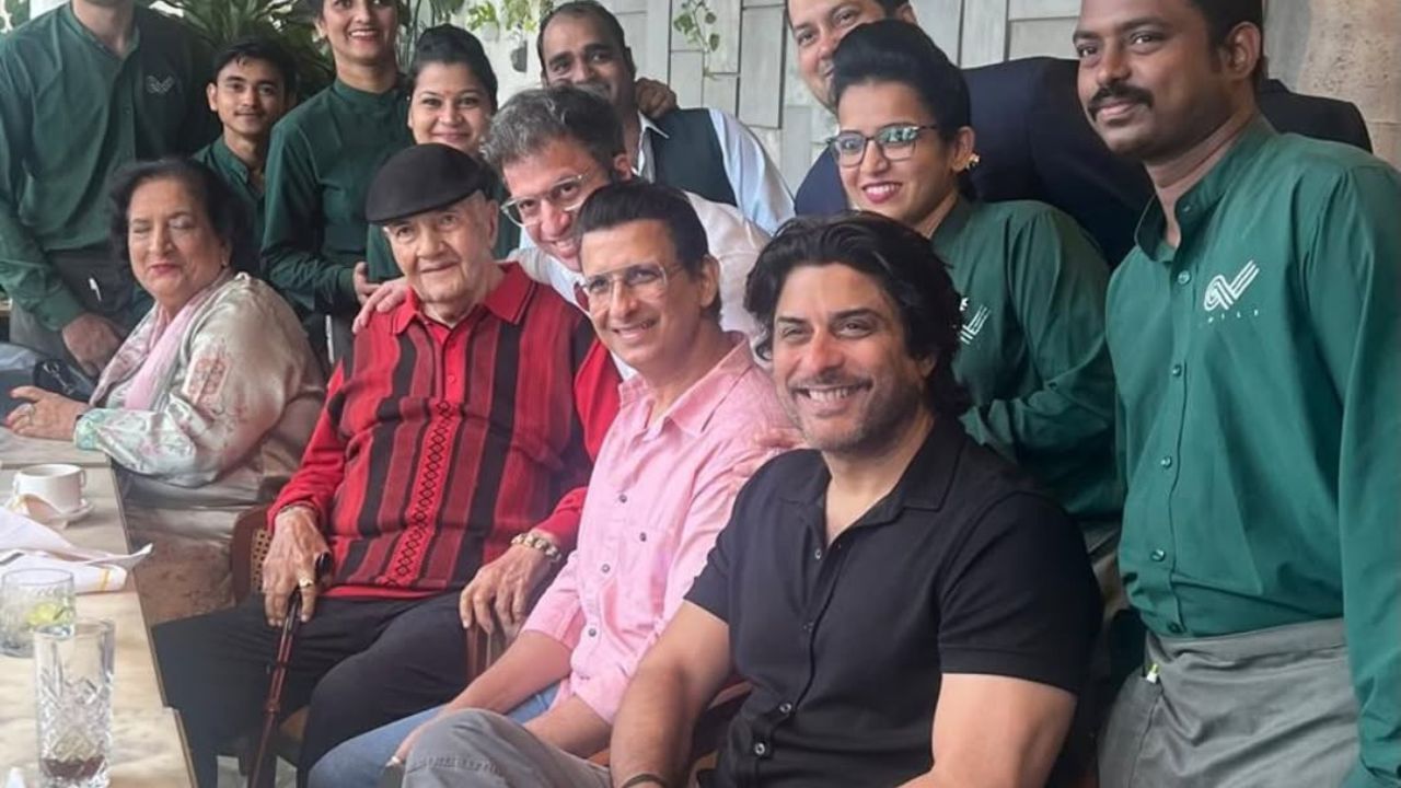 તેમણે પંજાબ યુનિવર્સિટીમાંથી સ્નાતક થયા.તેમણે કોલેજ નાટકોમાં ઉત્સાહપૂર્વક ભાગ લીધો. 