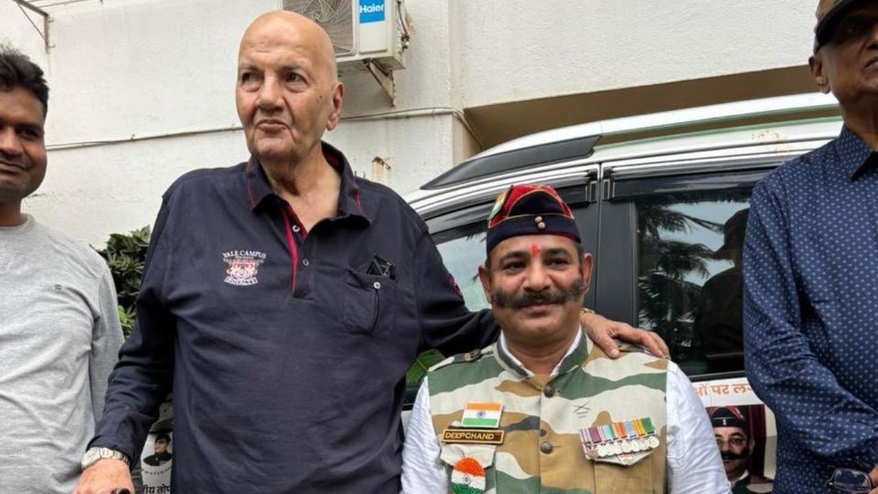 પ્રેમ ચોપરાનો જન્મ પાકિસ્તાનના લાહોરમાં થયો હતો. તેમણે શરૂઆતમાં પત્રકાર તરીકે કામ કર્યું હતું, પછી પંજાબી ફિલ્મોમાં પણ કામ કરી ચૂક્યા છે.