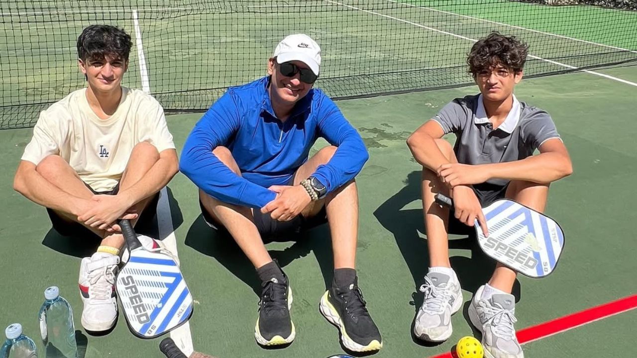 અભિનેતાની દીકરી પ્રેરણાના લગ્ન બોલિવૂડ અભિનેતા શરમન જોશી સાથે થયા છે, જે અરવિંદ જોશીના પુત્ર છે.ચોપરા મુંબઈમાં બાંદ્રાના પાલી હિલમાં એક ડુપ્લેક્સ એપાર્ટમેન્ટમાં રહે છે.તેમના 7 પૌત્રો છે (સાંચી, ખ્યાના, વીર, રીશા, વાર્યાન અને વિહાન).