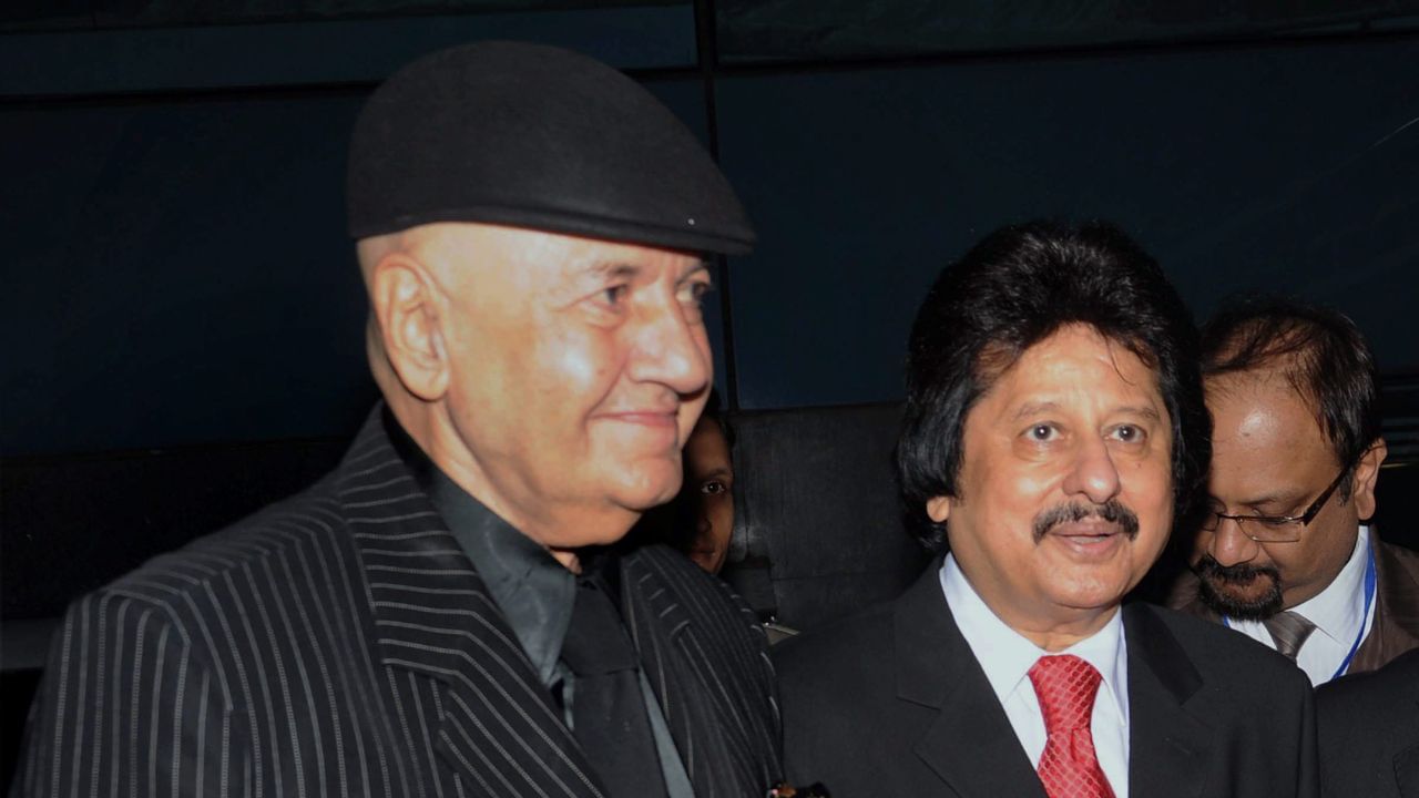 પ્રેમ ચોપરા, રણવીરલાલ અને રૂપાણી ચોપરા એક પંજાબી હિન્દુ પરિવારના છ બાળકોમાંથી ત્રીજા નંબરે આવતા હતા. પ્રેમ ચોપરાના પરિવાર અને પર્સનલ લાઈફ વિશે વાત કરીએ.