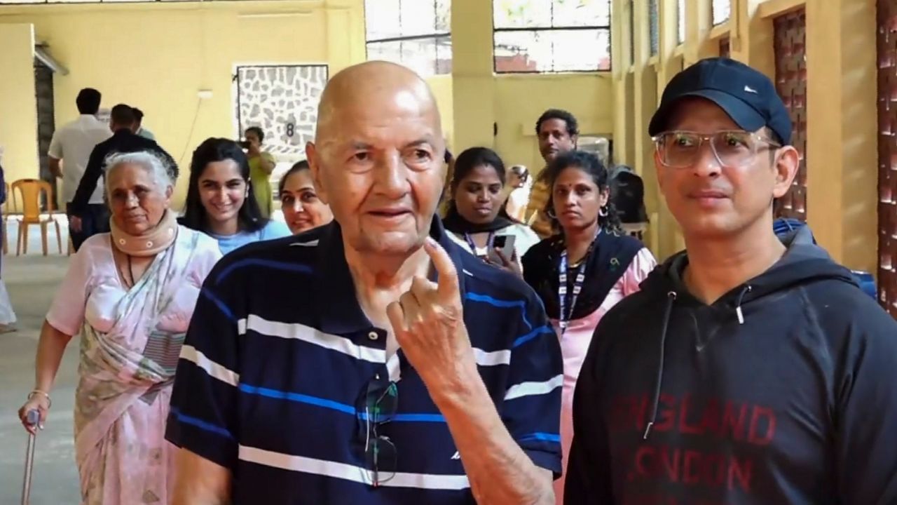 તેમણે શિમલાની એસ.ડી. સિનિયર સેકન્ડરી સ્કૂલમાં અભ્યાસ કર્યો છે.