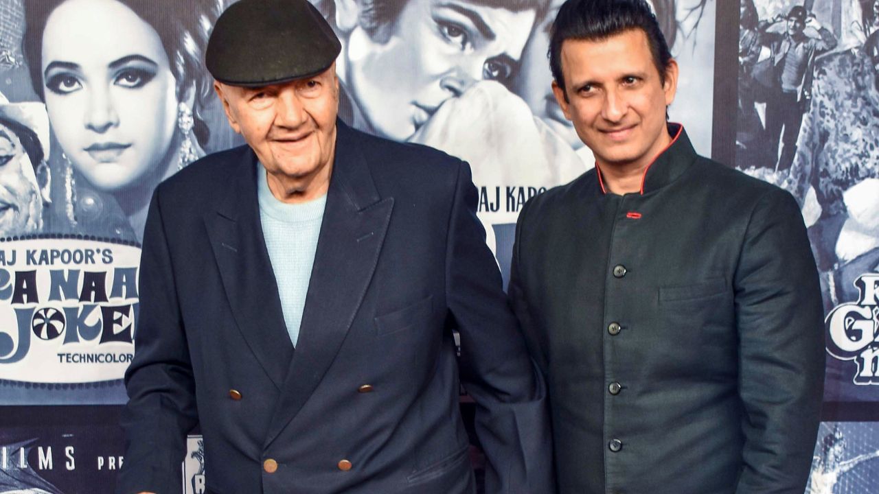 પ્રેમ ચોપરાના પિતા ઇચ્છતા હતા કે તેઓ ડૉક્ટર અથવા ડોક્ટર બને. પ્રેમ ચોપરાના પિતા સરકારી કર્મચારી હતા.તેમની શિમલામાં બદલી થયા પછી શિમલામાં તેમનું શાળાકીય અને કોલેજ શિક્ષણ પૂર્ણ કર્યું.