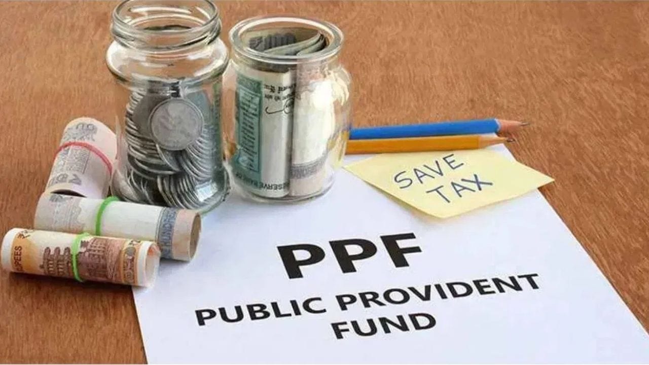 જો કોઈ રોકાણકાર દર મહિને ₹7,000 એટલે કે વાર્ષિક ₹84,000 PPF ખાતામાં જમા કરે, તો 25 વર્ષમાં આશરે ₹57.72 લાખ જેટલું ભંડોળ ઊભું થઈ શકે છે. ચક્રવૃદ્ધિ વ્યાજનો ફાયદો સમય સાથે તેજ બનીને તમારા રોકાણને ગણી ગણી વધારે છે, તેથી PPF ને લાંબા ગાળે ચાલુ રાખવાથી મૂડી ઝડપથી વધી શકે છે.