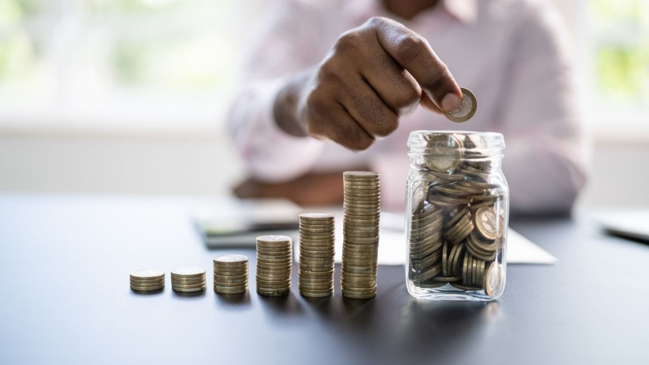 PPF યોજના શું છે તેની વાત કરવામાં આવે તો, PPF એક લાંબા ગાળાની સરકાર દ્વારા સંચાલિત બચત યોજના છે, જે સુરક્ષિત પરત સાથે કર લાભ પણ આપે છે. PPF નો લોક-ઇન સમયગાળો 15 વર્ષનો હોય છે, જે તેને નિવૃત્તિ, બાળકોના ઉચ્ચ શિક્ષણ અથવા લગ્ન જેવા ફ્યુચર ફાઈનાન્શિયલ ગોલ્સ માટે અત્યંત યોગ્ય બનાવે છે. હાલમાં PPF પર વાર્ષિક વ્યાજ દર 7.1% છે, અને આ દર સમયાંતરે બદલાતો રહે છે.