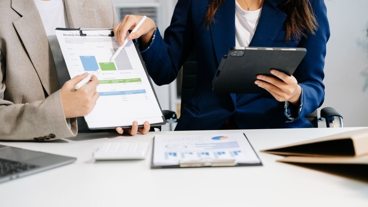 PPF ખાતામાં જમા થયેલી રકમ સંપૂર્ણપણે સુરક્ષિત છે અને પરિપક્વતા સમયે મળતી સંપૂર્ણ આવક પણ ટેક્સ ફ્રી હોય છે. સાથે-સાથે કલમ 80C હેઠળ દર વર્ષે ₹1.5 લાખ સુધીની રકમ પર કર છૂટ મળે છે.  એટલે કે રોકાણકારોને બચત, સુરક્ષા અને ટેક્સ લાભ — ત્રિપલ ફાયદો મળે છે.