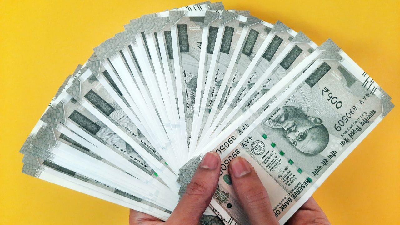 PPF યોજના ખાસ કરીને એવા લોકોને માટે શ્રેષ્ઠ છે, જે જોખમ-મુક્ત રોકાણ ઇચ્છે છે અને ભવિષ્યને નાણાકીય રીતે સુરક્ષિત બનાવવા માંગે છે. કામકાજી લોકો, નાના વેપારીઓ, સ્વરોજગારી લોકો અને જોખમ ટાળનારા તમામ માટે આ યોજના એક વિશ્વસનીય વિકલ્પ છે. માત્ર થોડું નિયમિત રોકાણ કરીને તમે ભવિષ્ય માટે તમારા બાળકોનું શિક્ષણ, લગ્ન અથવા નિવૃત્તિ માટે મજબૂત નાણાકીય ફંડ બનાવી શકો છો. (નોંધ: અહીં આપવામાં આવેલી માહિતી ફક્ત આપની જાણકારી માટે છે. કોઈ આપણ રોકાણ કરવા પહેલા નિષ્ણાંતોની સલાહ લેવી જરૂરી છે.)