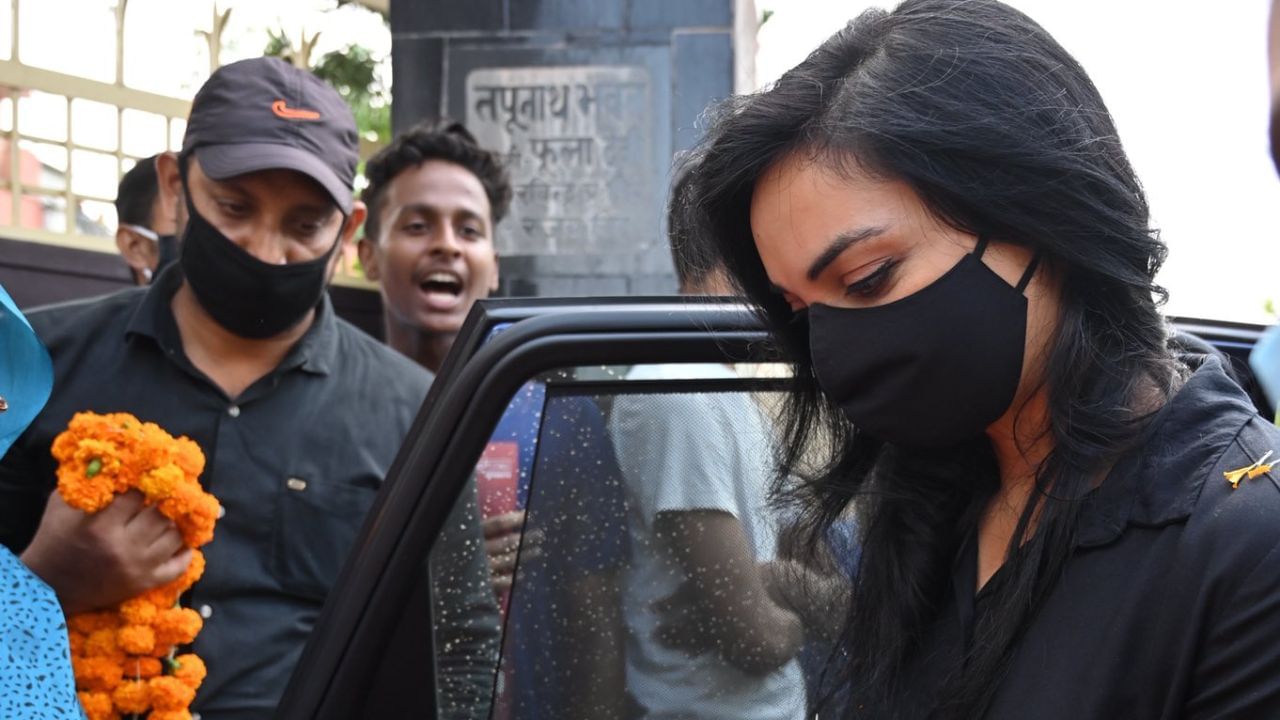 તેમના કાળા કપડાં અને માસ્ક એક રહસ્ય રહ્યા છે, જે તેમની ઓળખનો એક ભાગ છે.લોકો આ વિશે ખુબ ચર્ચા પણ કરે છે.