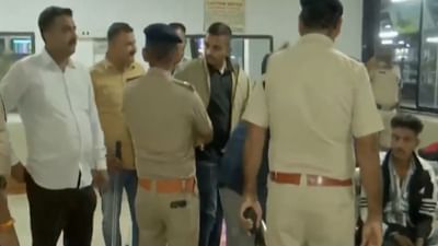 દિલ્હી બ્લાસ્ટની ઘટના બાદ રાજકોટ પોલીસે ઠેર ઠેર હાથ ધર્યું ચેકિંગ, જુઓ વીડિયો દિલ્હી બ્લાસ્ટની ઘટના બાદ રાજકોટ પોલીસે ઠેર ઠેર હાથ ધર્યું ચેકિંગ, જુઓ વીડિયો