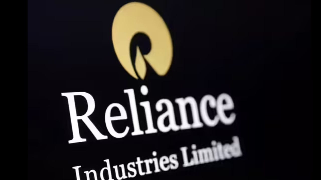 જેફરીઝ, અન્ય બ્રોકરેજ સાથે, સ્ટોક પર તેજીનો દૃષ્ટિકોણ પણ જાળવી રાખે છે. JP મોર્ગને સ્ટોક પર તેનું 'ઓવરવેઇટ' રેટિંગ જાળવી રાખ્યું છે. તે કહે છે કે નાણાકીય વર્ષ 24-25 માં જોવા મળેલી રિફાઇનિંગ અને પેટ્રોકેમિકલ્સમાં નબળાઈ હવે પાછળ રહી ગઈ છે, અને વર્તમાન રિફાઇનિંગ તાકાત કમાણીમાં સુધારો કરવા માટે અવકાશ આપે છે.