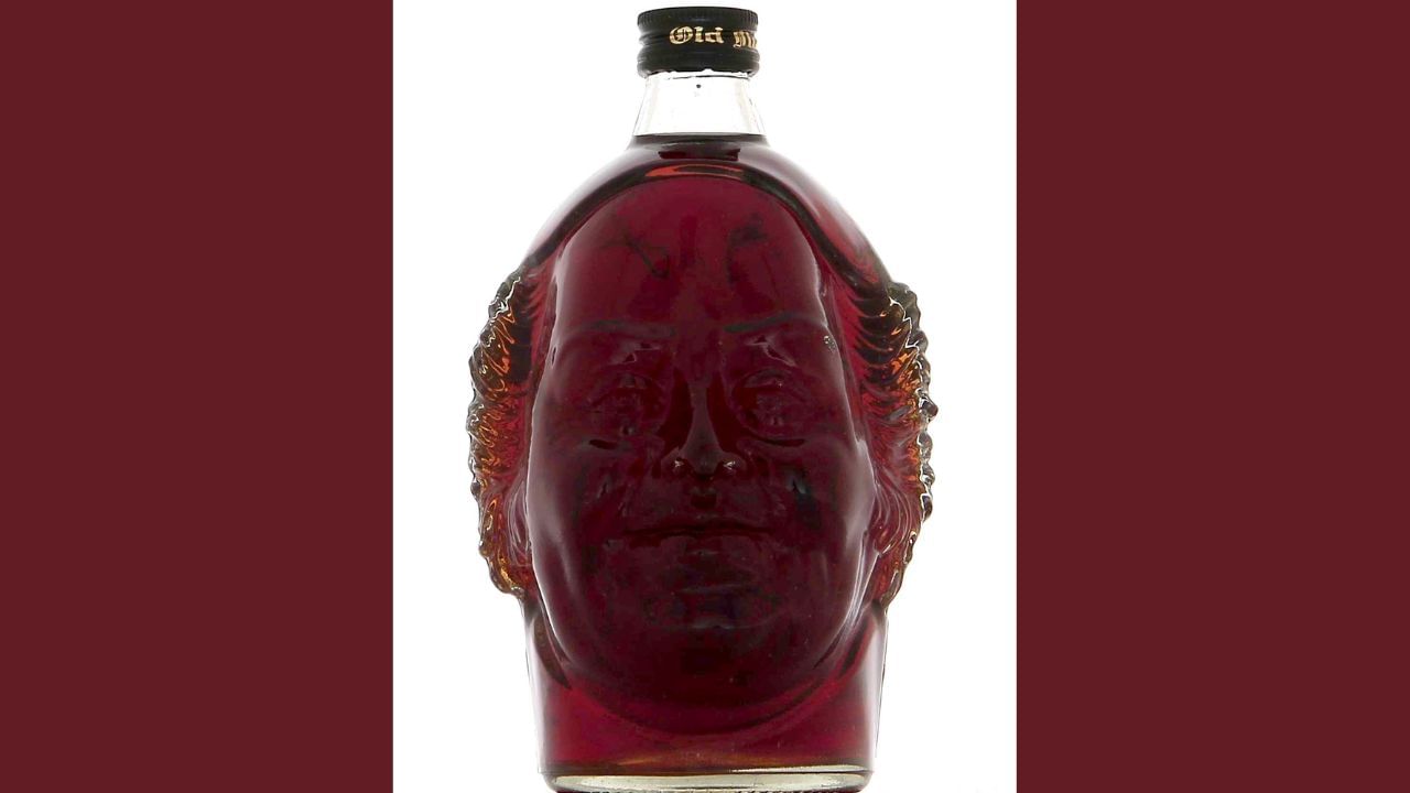 રમનો આધાર શેરડીમાંથી કાઢવામાં આવતો મોલાસીસ અથવા શેરડીનો રસ છે. કુદરતી શર્કરાને તોડીને તેને આલ્કોહોલમાં રૂપાંતરિત કરવા માટે તેને પહેલા આથો આપવામાં આવે છે. પછી તેને નિસ્યંદિત કરવામાં આવે છે અને તેને વૃદ્ધત્વ માટે બેરલમાં મૂકવામાં આવે છે.  આ જ રમને તેનો વિશિષ્ટ રંગ, ગંધ અને મીઠાશ આપે છે. રમ લાંબા સમય સુધી પાકે છે અને, કારણ કે તે સીધી શેરડીમાંથી બનાવવામાં આવે છે, પ્રક્રિયાની દ્રષ્ટિએ તે પ્રમાણમાં કુદરતી માનવામાં આવે છે. તેને ખૂબ જ ઓછી વધારાની સ્વાદની જરૂર પડે છે.