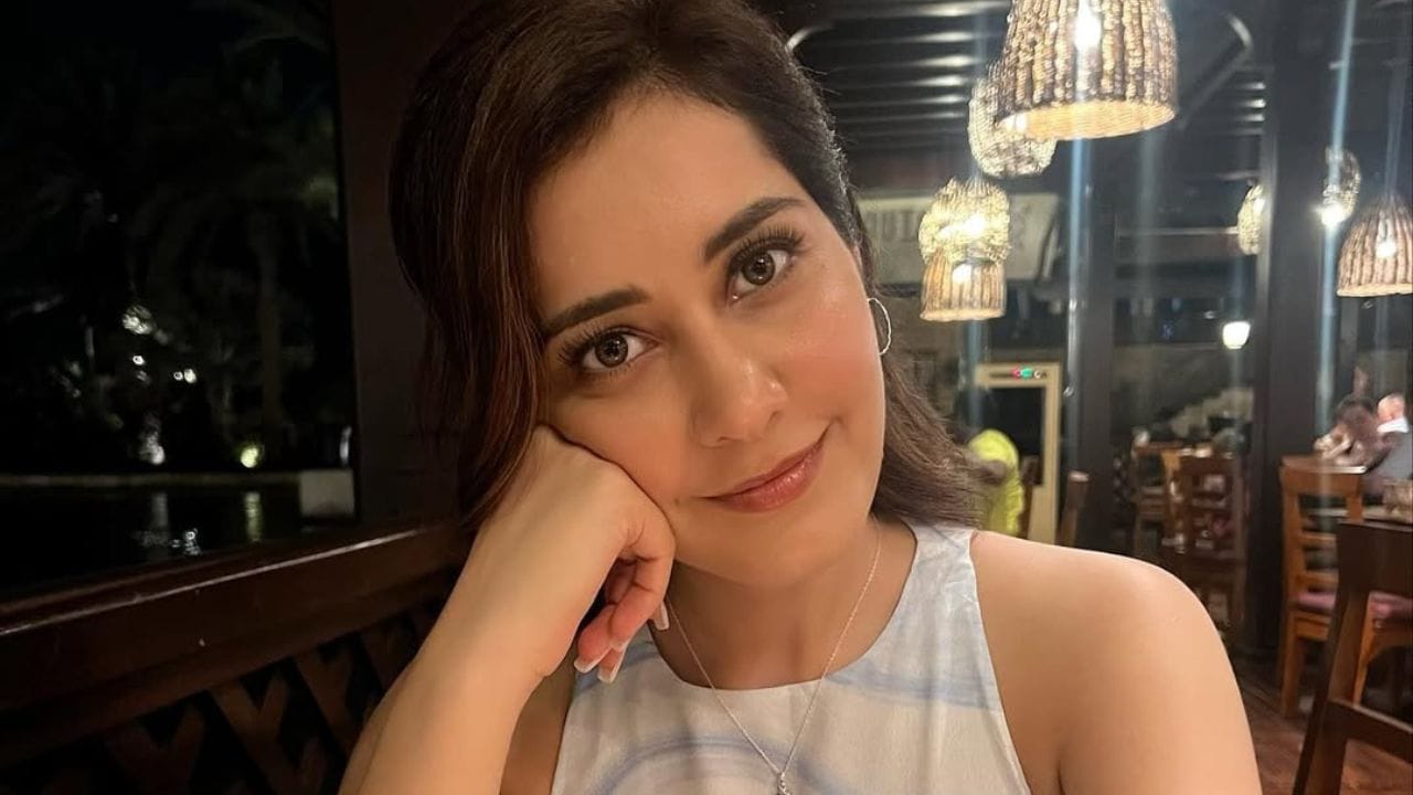 રાશિ બાળપણથી જ એક તેજસ્વી વિદ્યાર્થી હતી અને IAS અધિકારી બનવાનું સ્વપ્ન જોતી હતી. જોકે, કોલેજ દરમિયાન, અભિનેત્રીએ એક જાહેરાત કંપનીમાં કોપીરાઇટર તરીકે કામ કરવાનું શરૂ કર્યું હતુ.