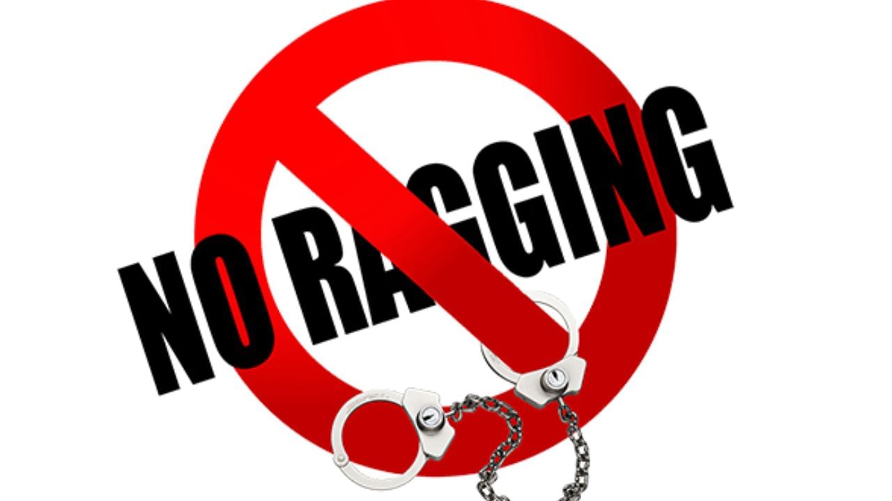 સજા શું છે?: રેગિંગ કરનારને માટે કડક સજા નક્કી કરવામાં આવી છે: કોલેજમાંથી સસ્પેન્શન અથવા રસ્ટિકેશન. પોલીસ કેસ નોંધાઈ શકે છે અને જેલની સજા થઈ શકે છે (2 થી 10 વર્ષ સુધી). ફાઇન અથવા શૈક્ષણિક રેકોર્ડમાં કાયમી દાગ લાગી શકે છે.
