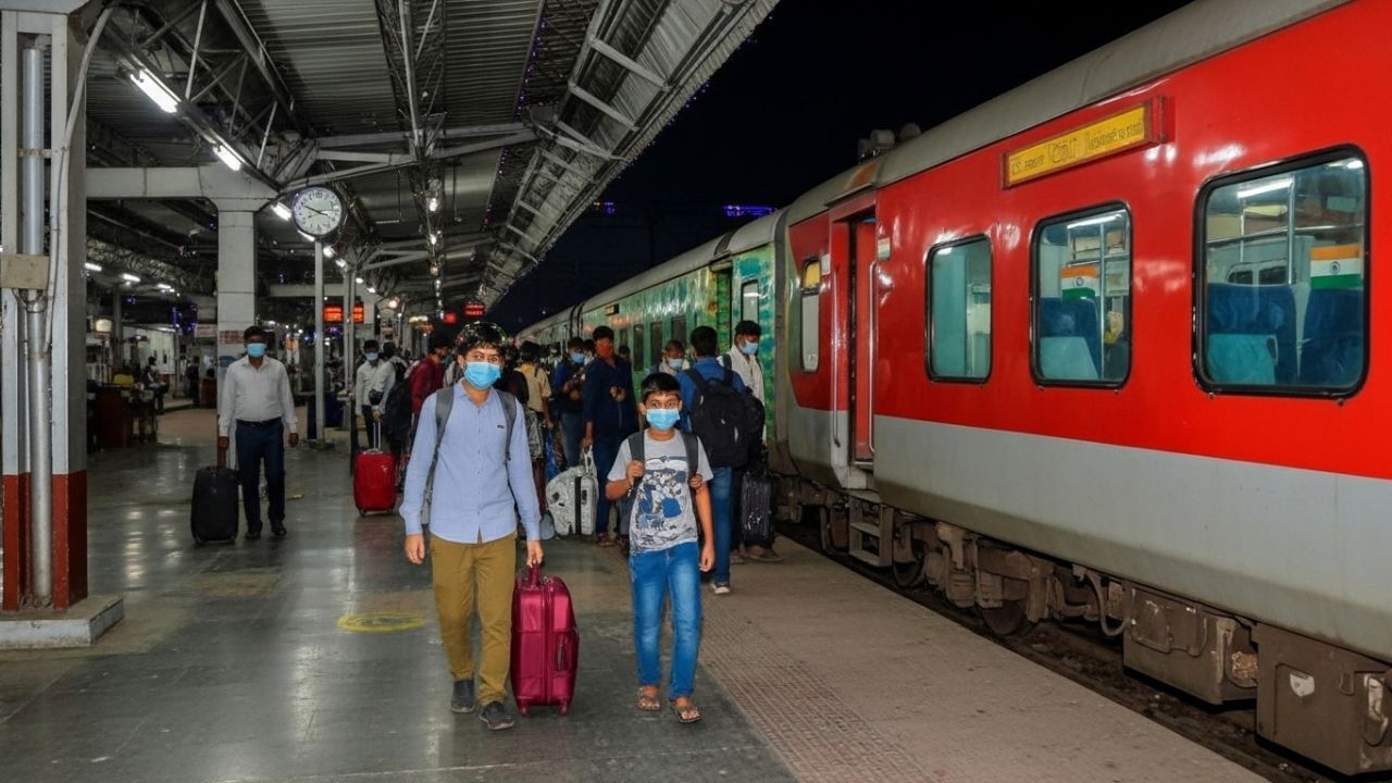 મુંબઈનું છત્રપતિ શિવાજી મહારાજ ટર્મિનસ (CSMT) બીજા સ્થાને છે. 5.16 કરોડ લોકોની મુલાકાત સાથે આ સ્ટેશન લોકલ અને લોન્ગ ડિસ્ટન્સની ટ્રેનો માટેનું સૌથી મોટું જંકશન છે. ઓફિસ સમય દરમિયાન આ સ્ટેશન પર ભયાનક ભીડ હોય છે.