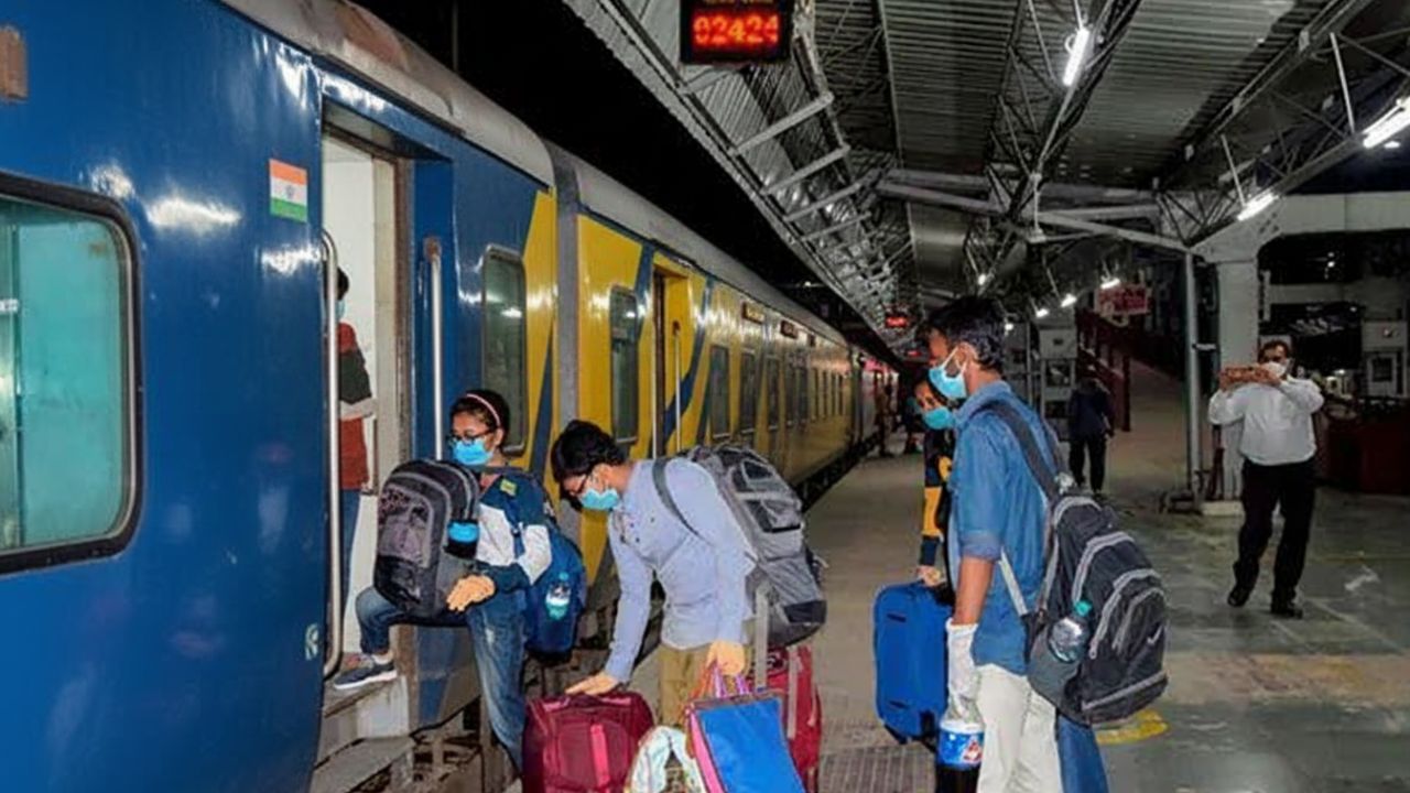 આનંદ વિહાર ટર્મિનલ દિલ્હી-એનસીઆર ઈસ્ટર્ન કોરિડોર પરનું સૌથી મોટું સ્ટેશન બની ગયું છે. તે ઉત્તર પ્રદેશ અને બિહાર જતા મુસાફરો માટે સૌથી ઉપયોગી ટર્મિનલ છે.