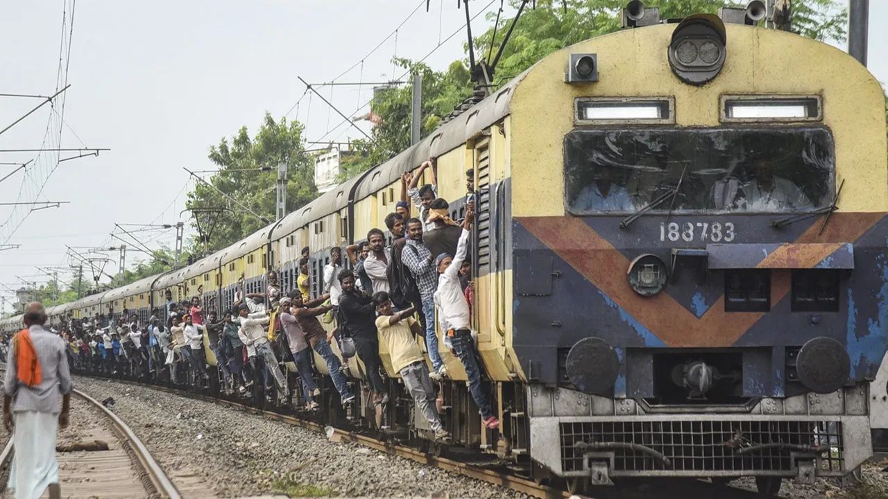 ચેન્નાઈ સેન્ટ્રલ એ દક્ષિણ ભારતનું ઉત્તર-દક્ષિણ પ્રવેશદ્વાર છે. 30 મિલિયનથી વધુ ફૂટફોલ સાથે, તે દેશમાં બીજું એક હાઇ ડિમાન્ડ ધરાવતું સ્ટેશન છે. કામ અને શિક્ષણથી લઈને વ્યવસાય સુધીના તમામ પ્રવાસીઓ અહીં મોટી સંખ્યામાં જોવા મળે છે.