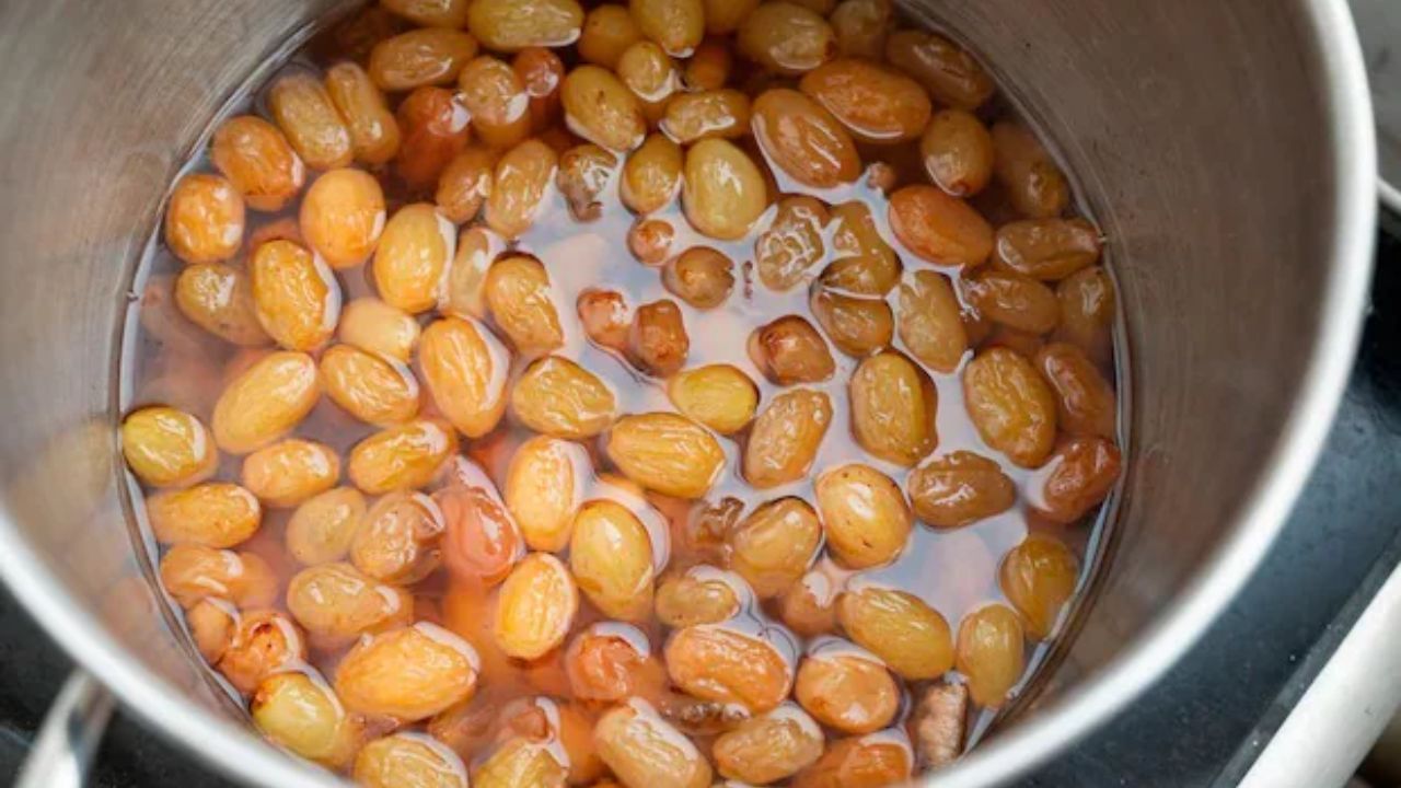 કિસમિસ આયર્નનો કુદરતી સ્ત્રોત છે. ડૉ. હંસાજીના મતે, સવારે ખાલી પેટે કિસમિસ પાણી પીવાથી RBC (લાલ રક્તકણો)નું ઉત્પાદન વધે છે અને એનિમિયા, થાક અને શ્વાસ લેવામાં તકલીફ જેવી સમસ્યાઓ ઓછી થાય છે.