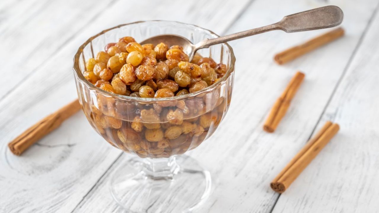 કિસમિસ પાણી લોહીને શુદ્ધ કરે છે અને આંતરડાના સ્વાસ્થ્યને સુધારે છે, જે ત્વચાની કુદરતી ઉપચાર પ્રક્રિયામાં સુધારો કરે છે. જ્યારે આંતરિક ઝેરી તત્વો ઓછા થાય છે, ત્યારે ત્વચા સ્વચ્છ, ખીલ મુક્ત અને ચમકતી દેખાય છે.