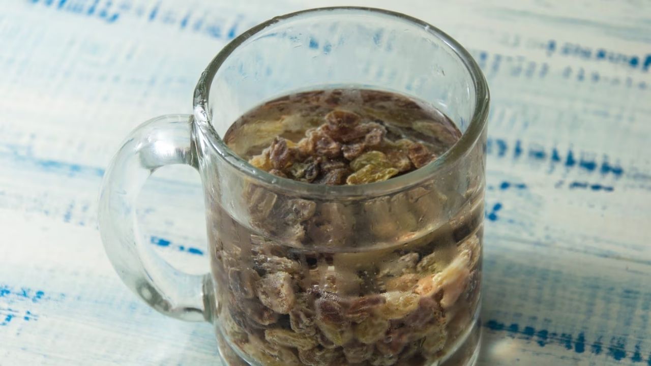 રાતોરાત અડધા કપ પાણીમાં 15-20 કાળા કિસમિસ પલાળી રાખો. સવારે પાણી પીવો અને કિસમિસ ખાઓ.(નોંધ: આ લેખમાં આપેલા મુદ્દાઓ પ્રાથમિક માહિતીઓને આધારે તૈયાર કરવામાં આવ્યા છે. આરોગ્યને લાગતાં કોઈ પણ પ્રયોગ કે નિર્ણય લેતા પહેલા અનુભવી તબીબ અથવા જે તે વિષયના નિષ્ણાંતની સલાહ લેવી હિતાવહ છે.)