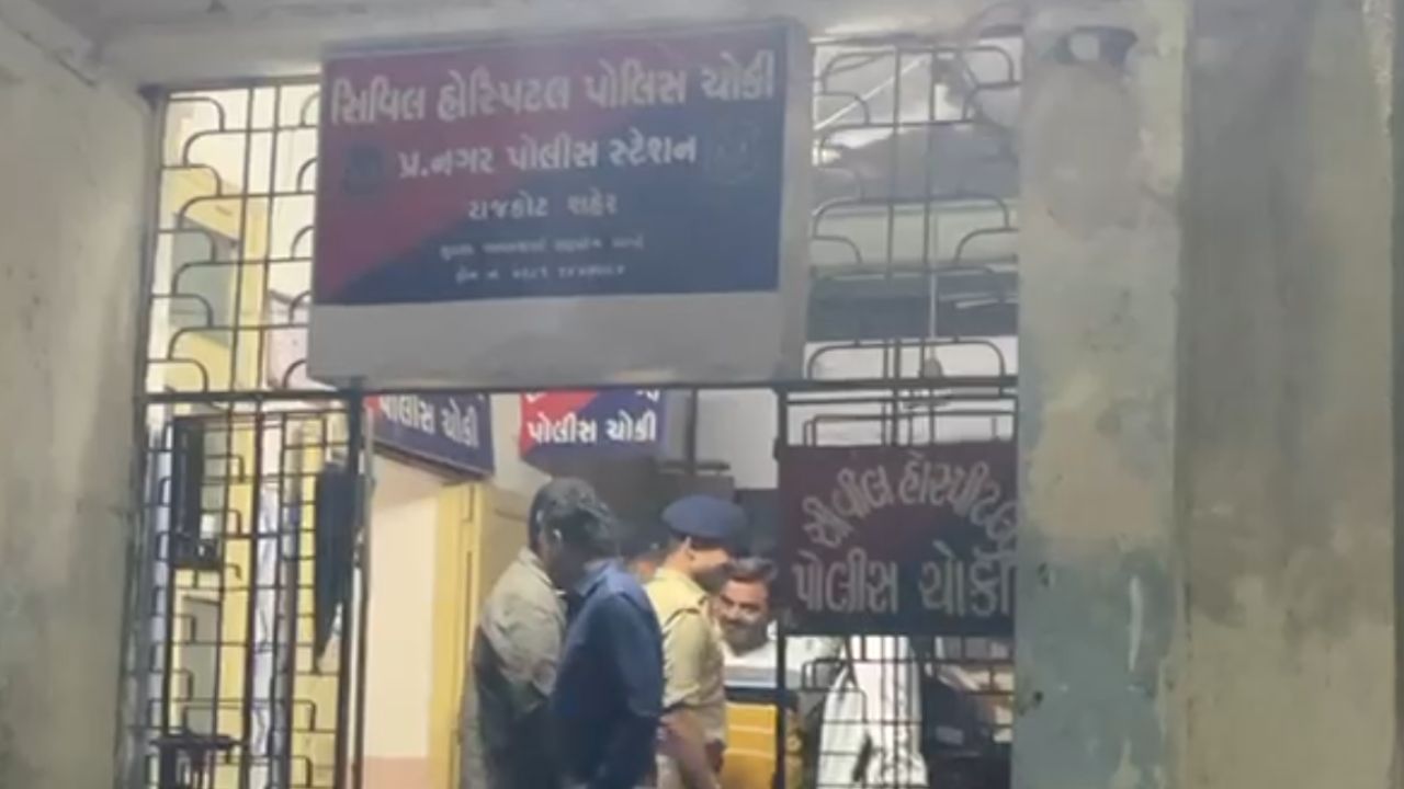 Rajkot : પોપટપરા વિસ્તારમાં જૂની અદાવતમાં પડોશીઓ વચ્ચે બબાલ, ફરિયાદી પર 7 લોકોએ કર્યો હુમલો, જુઓ Video