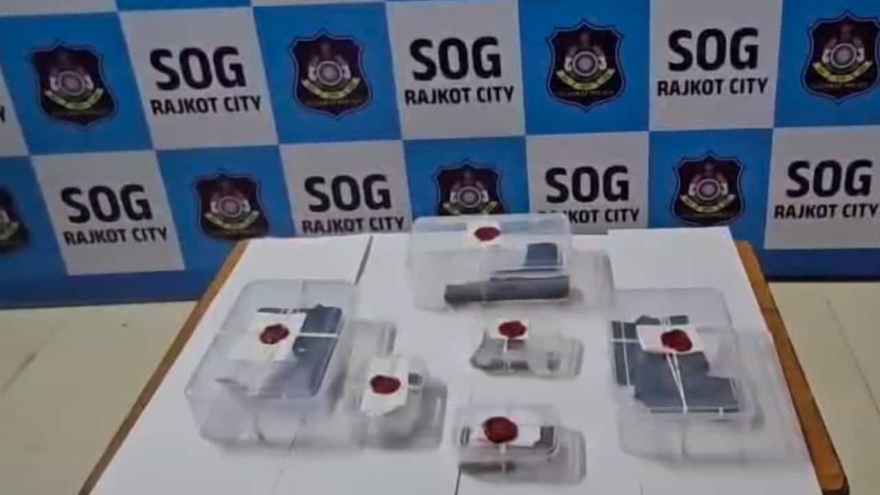 Rajkot : મુરઘા ગેંગના સમીરના રિમાન્ડમાં મોટા ખુલાસો, આરોપીએ કારમાં સંતાડી હતી પિસ્તોલ, જુઓ Video