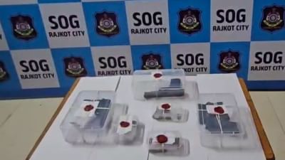 Rajkot : મુરઘા ગેંગના સમીરના રિમાન્ડમાં મોટા ખુલાસો, આરોપીએ કારમાં સંતાડી હતી પિસ્તોલ, જુઓ Video Rajkot : મુરઘા ગેંગના સમીરના રિમાન્ડમાં મોટા ખુલાસો, આરોપીએ કારમાં સંતાડી હતી પિસ્તોલ, જુઓ Video