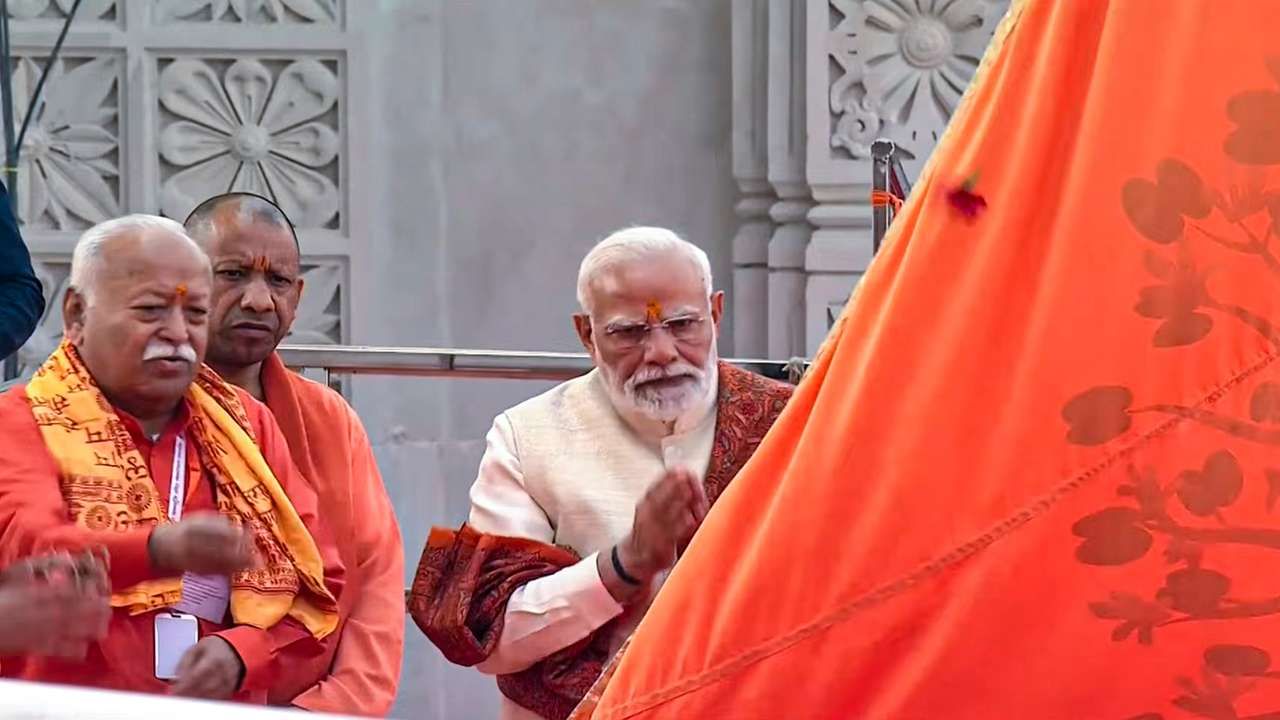 સદીઓથી ચાલી આવતી કારમી વેદનાનો આજે અંત આવી રહ્યો છે. તેમ જણાવીને વડાપ્રધાન મોદીએ કહ્યું કે, ધર્મધ્વજા ફરકાવવાનો સદીઓ જૂનો સંકલ્પ આજે પૂર્ણ થઈ રહ્યો છે.