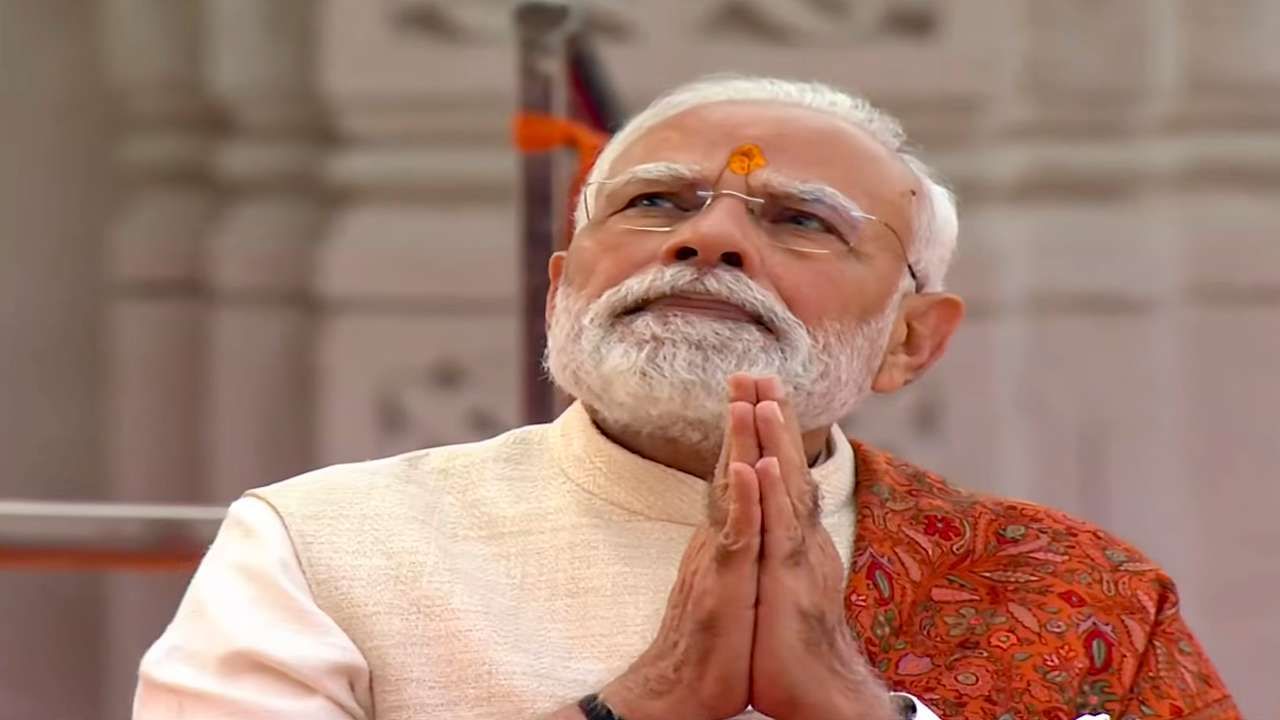 રામ મંદિર પર લહેરાતા ધર્મ ધ્વજ અંગે વડાપ્રધાન મોદીએ કહ્યું કે, સૂર્ય વંશના પ્રતીક, ભગવા રંગની સ્થાપના થઈ છે. આ ધર્મ ધ્વજા લહેરાતી થતા, જે લોકો કોઈ કારણોસર મંદિરે નથી આવતા પણ દુરથી તેને નમન કરે છે તેમને પણ રામલલ્લાના દર્શન કર્યા જેટલું જ પુણ્ય મળે છે.