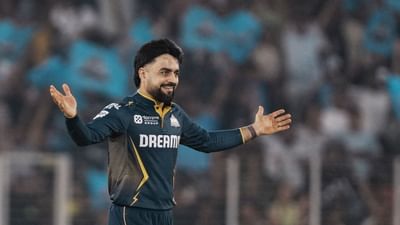 અફઘાનિસ્તાનના સ્ટાર સ્પિનર રાશિદ ખાન ફરી એક વખત વરરાજો બન્યો છે. તેમણે મંગળવારે તેમના બીજા લગ્નનો ખુલાસો કર્યો હતો, દિગ્ગજ ખેલાડીએ જણાવ્યું કે, તેમણે આ ઓગસ્ટમાં લગ્ન કર્યા છે. 27 વર્ષીય ખેલાડીએ ગત્ત વર્ષે ઓક્ટોમ્બર મહિનામાં પહેલા લગ્ન કર્યા હતા. હવે 10 મહિના બાદ બીજી વખત લગ્ન કર્યા છે.