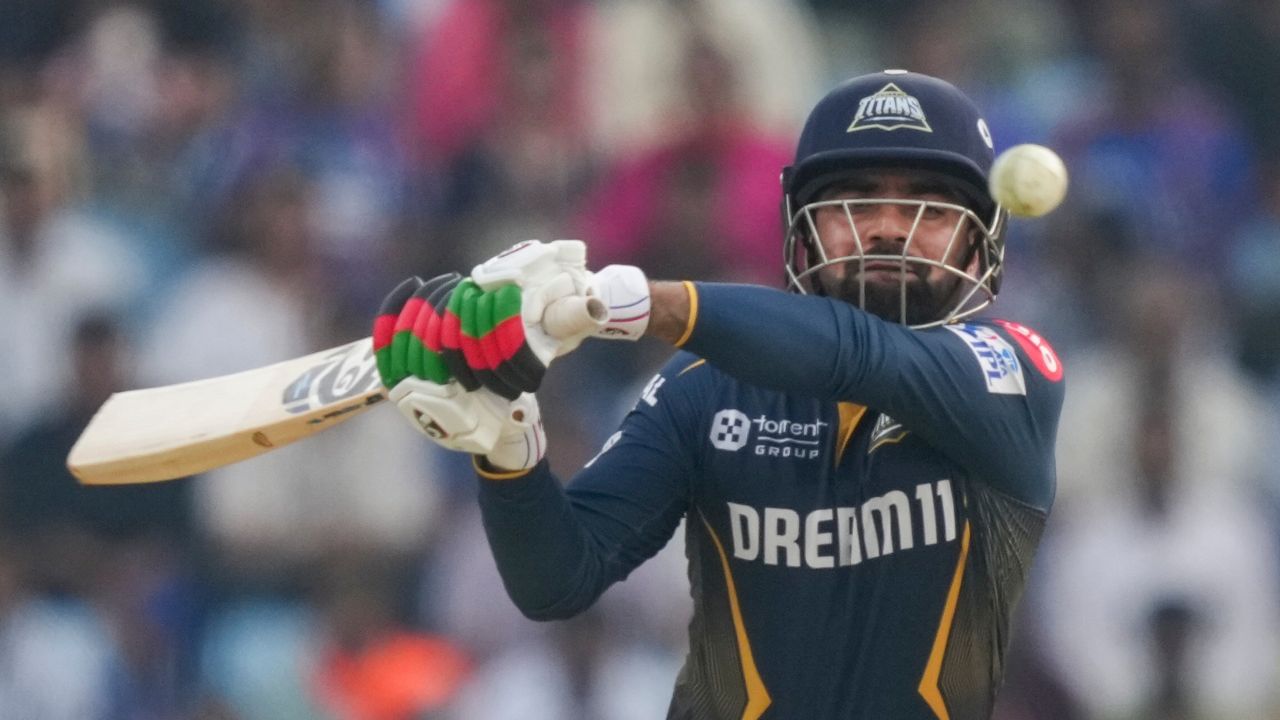 હાલમાં રાશિદ ખાન એક મહિલા સાથે કાર્યક્રમમાં જોવા મળ્યો હતો. ત્યારબાદ અનેક અટકળો ચાલી રહી હતી. હવે આ સ્ટાર સ્પિનરે ખુલાસો કર્યો છે. તે મારી પત્ની છે અને અમે સાથે છીએ. એ બધાનો આભાર જેમણે સમર્થન અને સમજદારી દેખાડી છે.