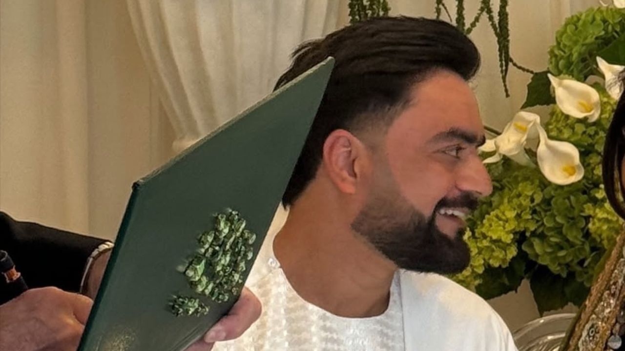  રાશિદ ખાનના પહેલા લગ્ન 3 ઓક્ટોબર, 2024 ના રોજ થયા હતા. રસપ્રદ વાત એ છે કે, તેના ત્રણ ભાઈઓએ પણ એક જ દિવસે લગ્ન કર્યા હતા. લગ્ન કાબુલમાં એક ભવ્ય સમારોહમાં થયા હતા. જોકે, રાશિદે હજુ સુધી તેની બંને પત્નીઓની ઓળખ જાહેર કરી નથી. 