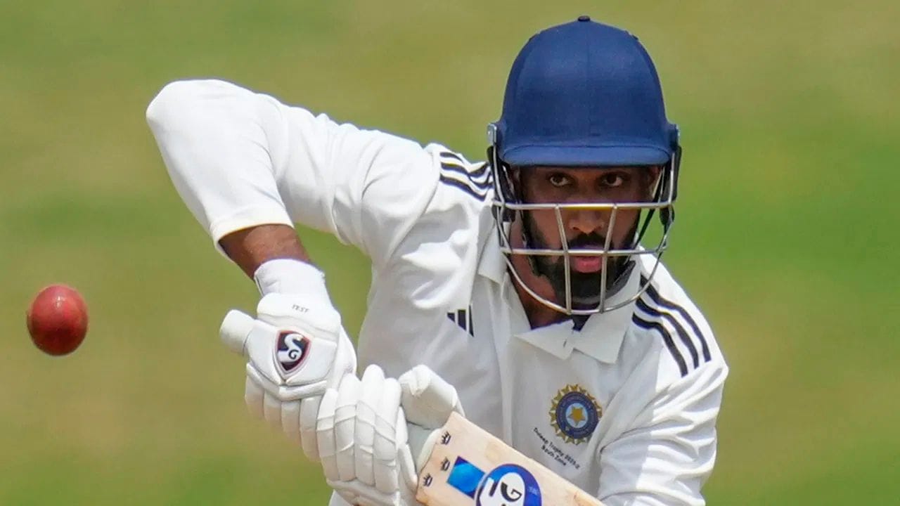 કર્ણાટકે એક એવો બેટ્સમેન ટીમમાં સામેલ કર્યો છે જે દરેક મેચમાં રન બનાવી રહ્યો છે. આ ખેલાડી કર્ણાટકનો રન મશીન બની ગયો છે, અને ફક્ત સદી નહીં પરંતુ બેવડી સદી પણ ફટકારી રહ્યો છે.