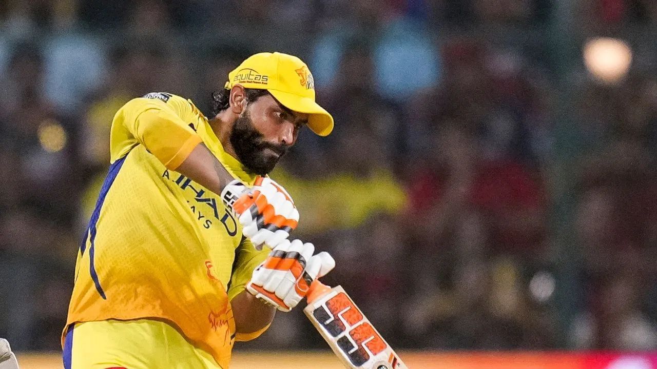 2012માં જ્યારે જાડેજા CSK ફ્રેન્ચાઈઝમાં જોડાયો, ત્યારે તેને 9.2 કરોડ રૂપિયામાં ખરીદવામાં આવ્યો. ત્યારબાદ 2014માં તેનો પગાર ઘટાડીને 5.5 કરોડ રૂપિયા કરવામાં આવ્યો. તે 2018માં 7 કરોડ રૂપિયામાં CSKમાં પાછો ફર્યો. 2022માં તેને CSK દ્વારા ₹16 કરોડ રૂપિયામાં રિટેન કરવામાં આવ્યો અને 2025માં તેને CSK દ્વારા 18 કરોડ રૂપિયાના રેકોર્ડ બ્રેક પગાર સાથે રિટેન કરવામાં આવ્યો.