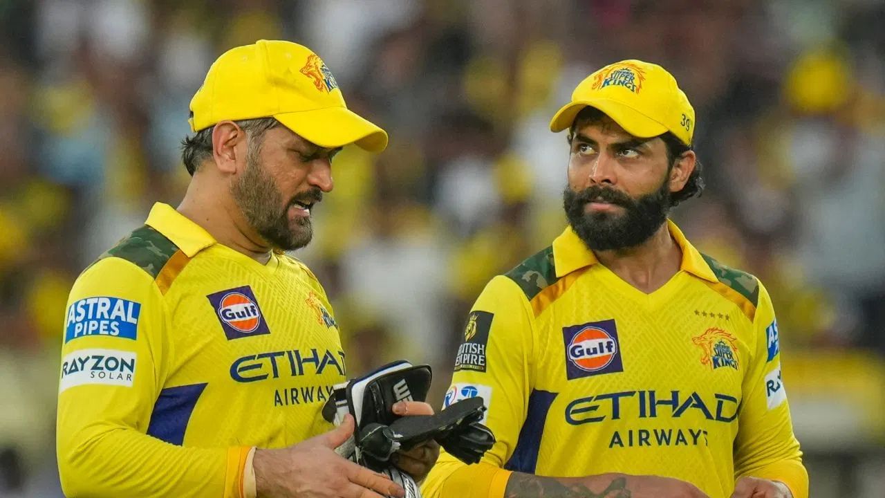 કુલ મળીને, જાડેજાએ CSK ફ્રેન્ચાઈઝ સાથે 12 સિઝન વિતાવી અને તે દરમિયાન જાડેજા અબજોપતિ બન્યો. CSK સાથેના તેના સમય દરમિયાન, જાડેજાએ કુલ 123.4 કરોડ રૂપિયા કમાયા, જે એમએસ ધોની 192.8 કરોડ રૂપિયા પછી ફ્રેન્ચાઈઝ માટે બીજા ક્રમની સૌથી વધુ કમાણી છે. (PC: PTI)